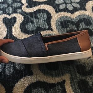 TOMS youth 6 navy heavy denim, NEW